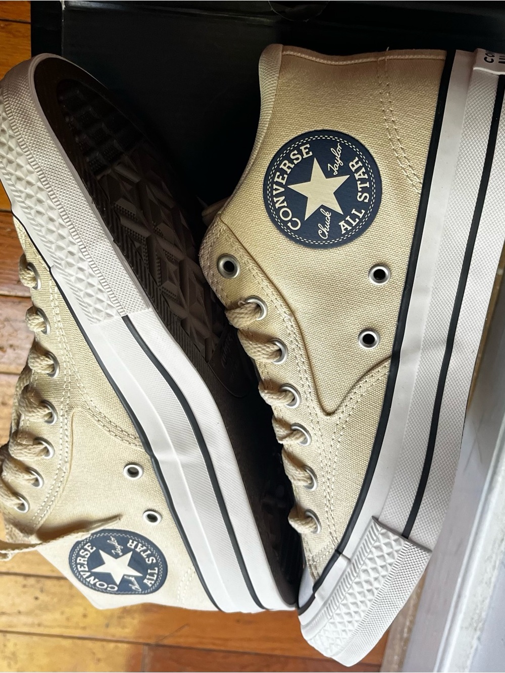 ✅🌹Converse Cream High Top Sneakers with Navy Patch